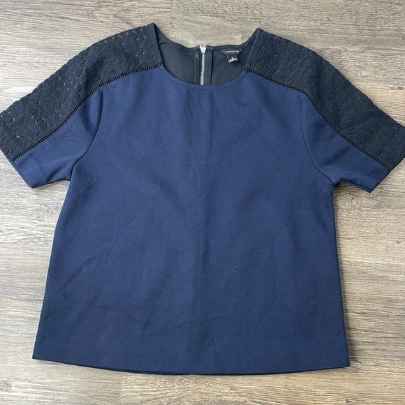 Ann Taylor Women’s Black and Navy Blue Short Sleeve Blouse, size Small - Picture 1 of 10